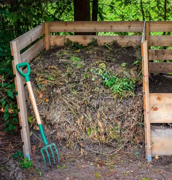 Bac de compost bois en extérieur.