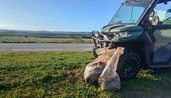Nettoyage de bord de route en Isère.